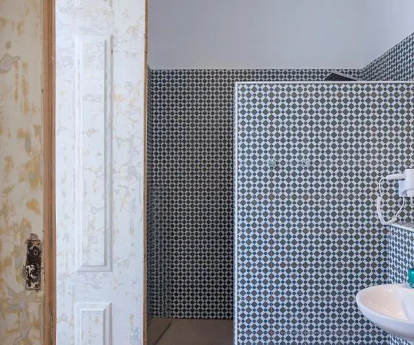 Lost :: Chiado House בית הארחה ליסבון